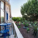 Lulu Hotel *